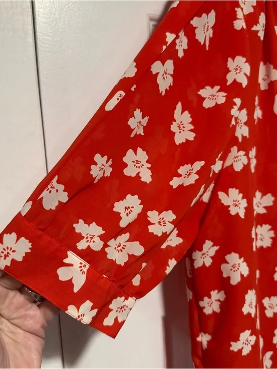 Red Floral Blouse with Contrast Peter Collar 06-0207 - Picture 3 of 11